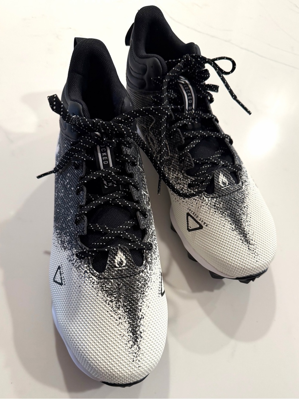 UNDER ARMOUR•white/black baseball cleats men’s size 10 NWOT